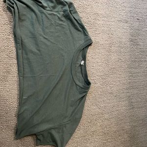 Alo yoga cropped green tee shirt short sleeve